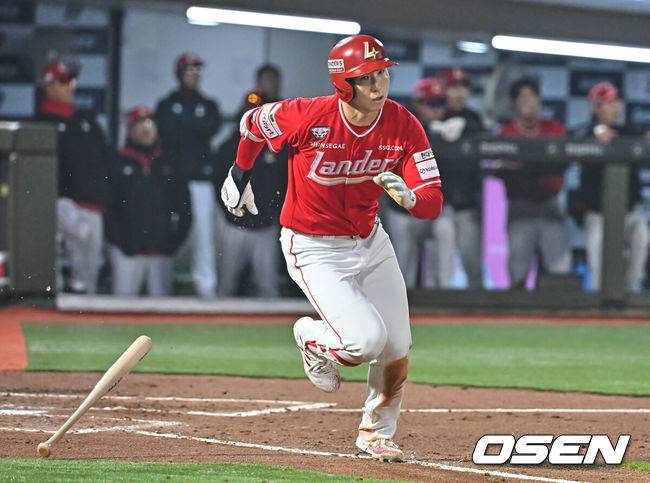 [OSEN=부산, 이석우 기자] 3일 부산 사직야구장에서 2026 신한 SOL KBO 리그 롯데 자이언츠와 SSG 랜더스의 경기가 열렸다. 홈팀 롯데는 로드리게스가, 방문팀 SSG는 화이트가 선발 출전했다.SSG 랜더스 박성한이 2회초 1사 만루 우익수 앞 2타점 안타를 치고 진루하고 있다. 2026.04.03 / foto0307@osen.co.kr