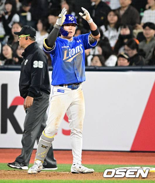 [OSEN=수원, 조은정 기자] 3일 경기도 수원 KT위즈파크에서 2026 신한 SOL KBO리그 KT 위즈와 삼성 라이온즈의 경기가 열렸다. 9회초 삼성 선두타자 류지혁이 안타를 날린 뒤 세리머니를 하고 있다. 2026.04.03 /cej@osen.co.kr