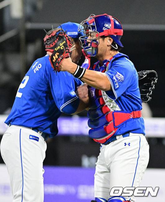 [OSEN=수원, 조은정 기자] 삼성 라이온즈가 개막 5연승으로 선두를 달리던 KT 위즈를 잡았다. 삼성은 3일 수원KT위즈파크에서 열린 2026 신한은행 SOL Bank KBO리그 KT 위즈와 원정 경기에서 2-1 승리를 거뒀다. 삼성 김재윤, 강민호가 승리를 기뻐하고 있다. 2026.04.03 /cej@osen.co.kr