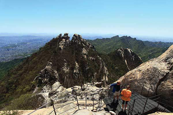 법적인 서울 최고봉인 만경대. 왼쪽 두 번째 봉우리가 만경대 리지의 최고봉이다.
