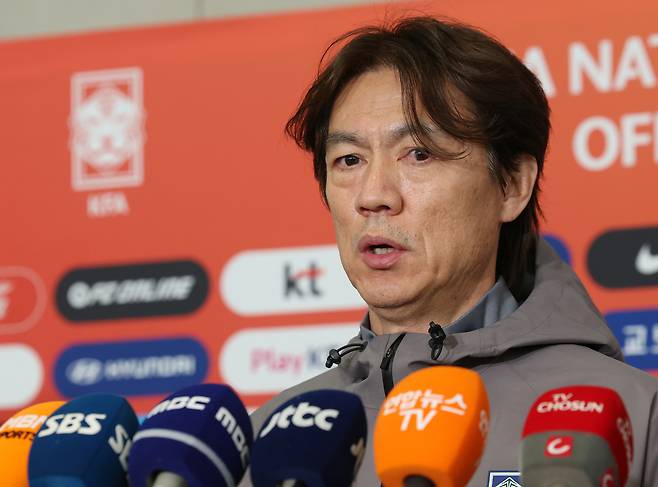 2026 국제축구연맹(FIFA) 북중미 월드컵 소집 전 마지막 평가전을 마치고 돌아온 대한민국 축구 국가대표팀 홍명보 감독이 2일 인천국제공항 제2터미널을 통해 귀국해 취재진의 질문에 답하고 있다. 유럽 원정 A매치 코트디부아르와 오스트리아전에서 두 경기 연속 ‘영패’를 기록한 대표팀은 골 결정력은 물론 수비 조직력마저 총체적 난국 상황에 빠지면서 월드컵 본선 경쟁력에 ‘빨간불’이 켜졌다. 뉴스1.