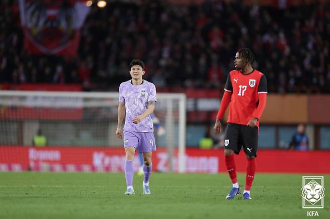 한국 축구 국가대표팀과 오스트리아의 평가전에서 김민재가 아쉬워 하고 있다. 대한축구협회 제공