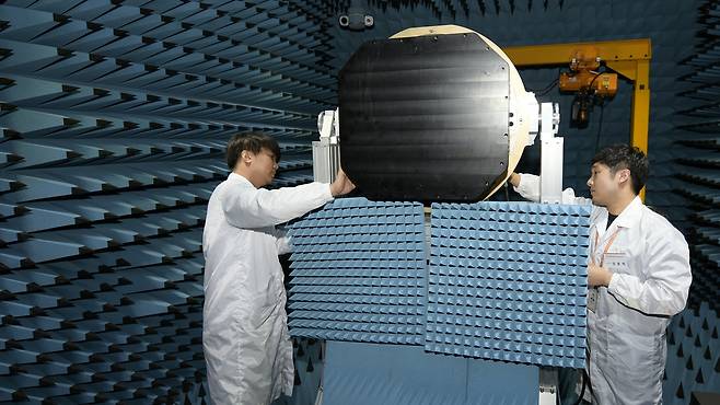 국산 AESA 레이더에 대한 전자기파 관련 시험을 앞두고 관계자들이 레이더를 점검하고 있다. 세계일보 자료사진