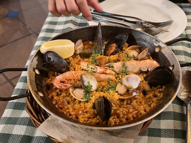 해산물 파에야. 최현태 기자