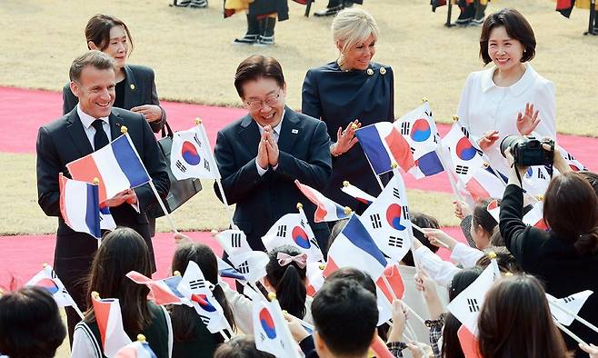 이재명 대통령과 에마뉘엘 마크롱 프랑스 대통령 부부가 3일 청와대에서 열린 국빈 방한 공식 환영식에서 어린이 환영단을 향해 인사하고 있다. 연합뉴스