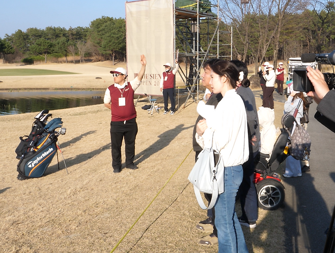 박성현의 마지막 퍼트가 홀컵으로 향하는 순간, 숨죽여 지켜보는 기자.&nbsp;한재경 PD