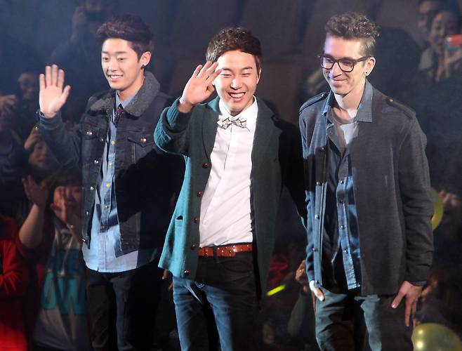 2011년 11월11일 서울 잠실 실내체육관에서 열린 케이블 채널 엠넷의 오디션 프로그램 ‘슈퍼스타K3’ 파이널에서 우승후보 버스커버스커가 오프닝을 열고 있다. 연합뉴스