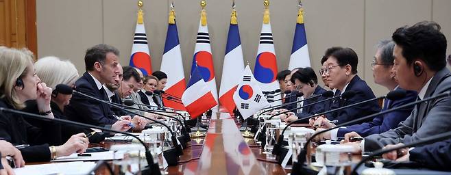 에마뉘엘 마크롱 프랑스 대통령이 3일 청와대 본관에서 열린 한-프랑스 확대정상회담에서 발언하고 있다.