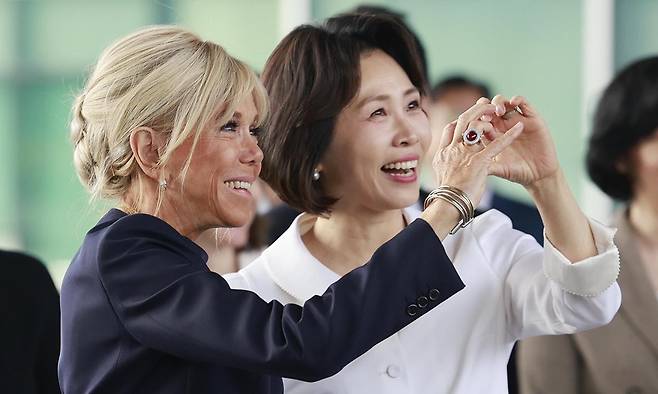 김혜경 여사와 에마뉘엘 마크롱 프랑스 대통령 부인 브리지트 마크롱 여사가 3일 친교 일정으로 서울 용산구 국립중앙박물관을 방문해 관람객에게 손하트를 하고 있다. 뉴시스