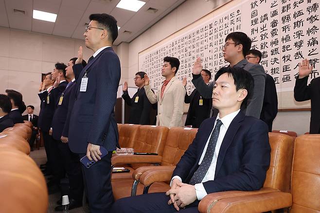 쌍방울 대북송금 사건을 담당했던 박상용 검사가 3일 서울 여의도 국회에서 열린 윤석열정권정치검찰조작기소의혹사건진상규명국정조사특별위원회 전체회의에 증인으로 출석해 증인 선서를 거부하고 있다. 뉴스1