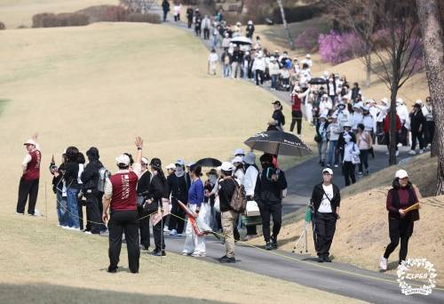올해 국내에서 처음 열리는 KLPGA투어 대회에 구름 갤러리가 모여든 모습. KLPGA 제공