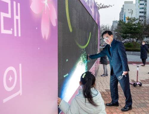 진교훈 서울 강서구청장이 지난해 강서봄빛페스타에서 관람객의 움직임을 감지하는 별빛 놀이터를 점검하고 있다.  강서구 제공