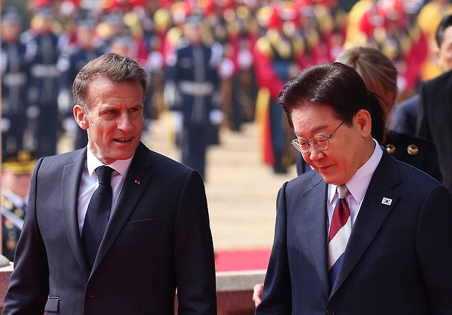 이재명 대통령과 에마뉘엘 마크롱 프랑스 대통령이 3일 청와대에서 열린 국빈 방한 공식환영식을 마친 뒤 본관으로 이동하며 대화하고 있다. 연합뉴스