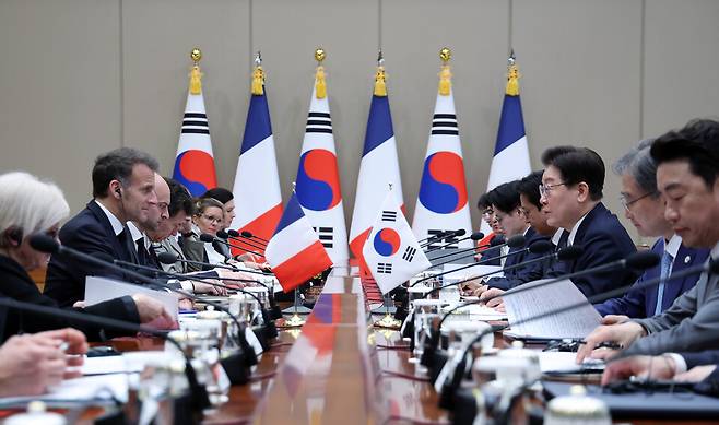 이재명 대통령과 에마뉘엘 마크롱 프랑스 대통령이 3일 청와대에서 확대 정상회담을 하고 있다. ⓒ연합뉴스