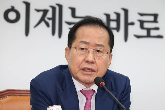 2025년 4월14일 홍준표 전 대구시장이 국회를 찾아 권영세 국민의힘 비상대책위원장과 면담을 하고 있다. ⓒ시사저널 박은숙