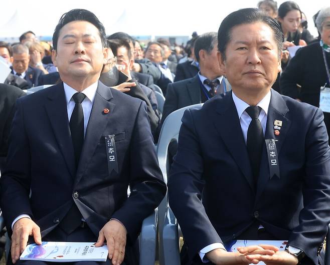 4월3일 오전 제주시 봉개동 제주4·3평화공원에서 열린 제78주년 제주4·3희생자추념식에서 정청래 더불어민주당 대표와 장동혁 국민의힘 대표가 말없이 자리에 앉아 있다. ⓒ연합뉴스