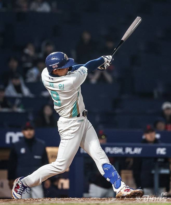 NC 신재인이 1일 창원NC파크서 열린 ‘2026 신한 SOL KBO리그’ 롯데와 홈경기서&nbsp;데뷔 첫 홈런을 터트리고 있다. 사진제공｜NC 다이노스