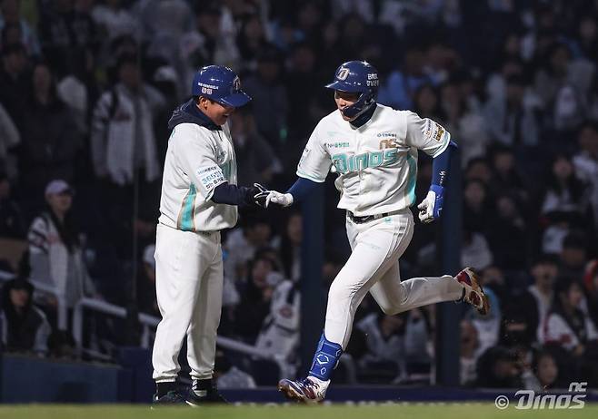 NC 신재인(오른쪽)이 1일 창원NC파크서 열린 ‘2026 신한 SOL KBO리그’ 롯데와 홈경기서&nbsp;데뷔 첫 홈런을 터트린 뒤 박용근 3루 주루코치와 하이파이브를 하고 있다. 사진제공｜NC 다이노스