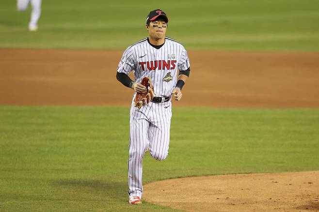 LG 천성호가 2일 잠실구장서 열린 ‘2026 신한 SOL KBO리그’ KIA와 홈경기서 이닝 종료 이후 더그아웃으로 들어오고 있다. 사진제공|LG 트윈스