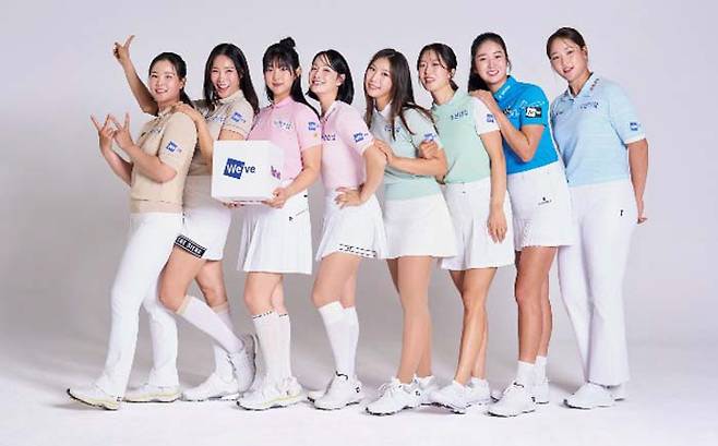 두산건설 위브 골프단 선수들이 공식 프로필 촬영을 하고 있다. 두산건설 제공