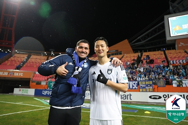울산의 야고(왼쪽)와 정승현이 지난달 18일 제주월드컵경기장에서 열린 제주 SK전에서 승리한 뒤 기념 사진을 촬영하고 있다. 프로축구연맹 제공