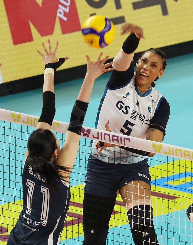 GS 칼텍스 실바가 3일 챔피언결정전 2차전에서 블로킹을 뚫고 스파이크를 때리고 있다. 연합뉴스