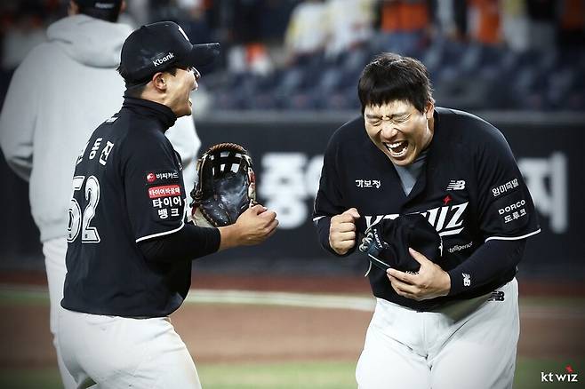 ▲ 왼쪽부터 권동진, 김현수 ⓒKT 위즈