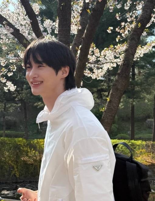 ▲ 배우 변우석이 한강에서 '놀면 뭐하니' 촬영 중인 모습이 포착됐다. 출처| 변우석 인스타그램