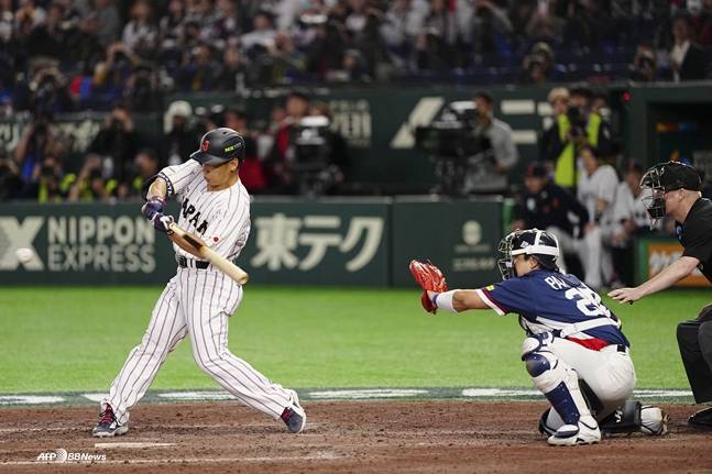 한국전에 나서 타격을 하고 있는 요시다. /AFPBBNews=뉴스1