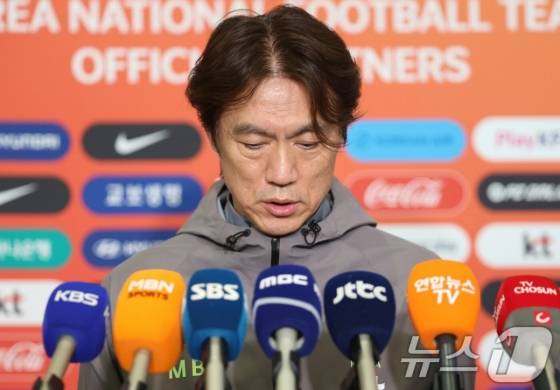 홍명보 감독이 2일 인천국제공항을 통해 귀국한 뒤 취재진의 질문에 답하고 있다. /사진=뉴스1