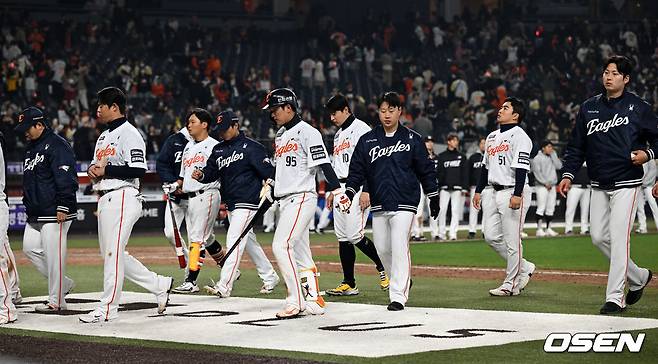 한화 선수들이 패배 후 아쉬워하며 더그아웃으로 향하고 있다.