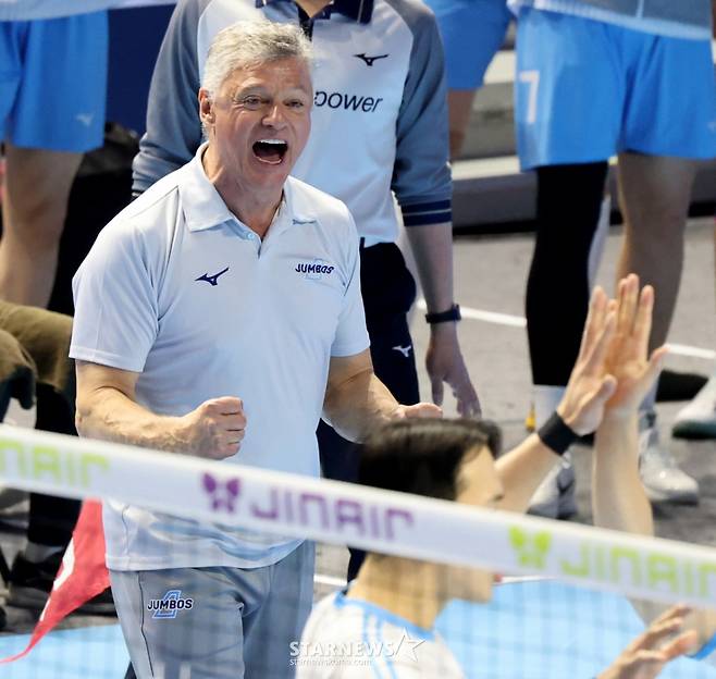 대한항공 헤난 감독이  3일 계양체육관에서 열린 진에어  2025-2026 V리그 챔피언결정전 대한항공과 현대캐피탈 경기에서 환호하고 있다. /사진=강영조 선임기자