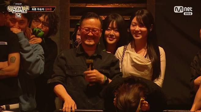 아들 우승 후 감격에 얼굴을 묻은 김하온 어머니 /사진='쇼미더머니12'