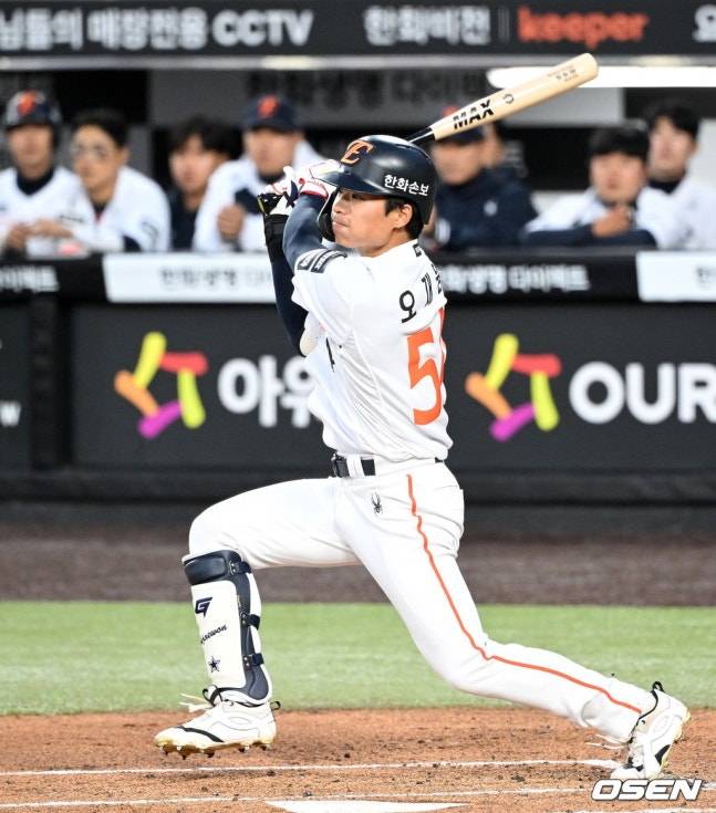 한화 오재원이 3월 31일 KT전에서 안타를 때리고 있다.  /사진=OSEN