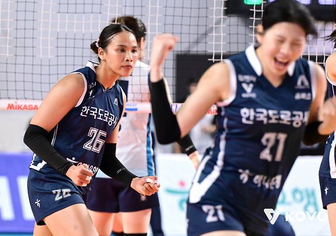 득점에 기뻐하는 타나차 등 한국도로공사 선수들. /사진=한국배구연맹 제공