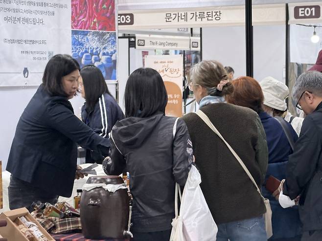4월 3일 오전 발효문화대전을 찾은 관람객들이 부스를 둘러보고 있다. 박해윤 기자