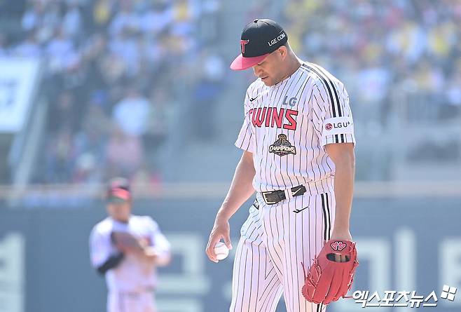 지난달 28일 오후 서울 송파구 잠실야구장에서 열린 '2026 신한 SOL Bank KBO리그' KT 위즈와 LG 트윈스의 경기, 1회초 2사 1,2루 LG 선발투수 치리노스가 KT 이강민에게 2타점 적시 2루타를 허용하며 실점한 뒤 아쉬워하고 있다. 엑스포츠뉴스 DB