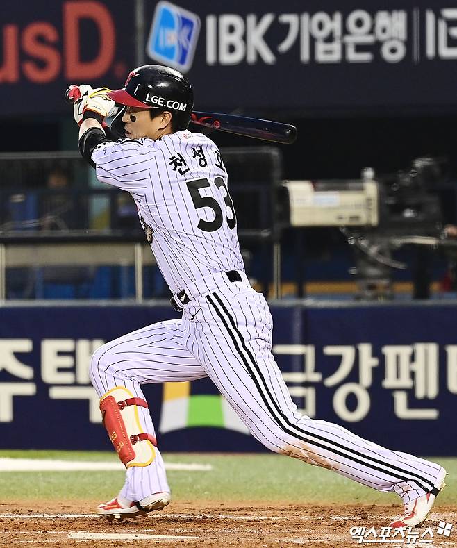 2일 오후 서울 송파구 잠실야구장에서 열린 '2026 신한 SOL Bank KBO리그' KIA 타이거즈와 LG 트윈스의 경기, 2회말 1사 1,3루 LG 천성호가 적시타를 때려내고 있다. 잠실, 박지영 기자