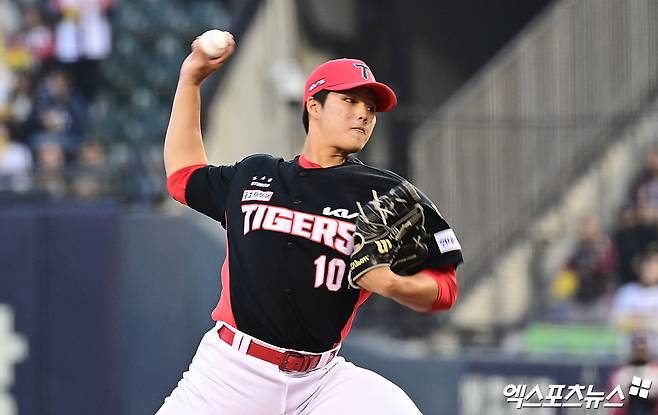 2일 오후 서울 송파구 잠실야구장에서 열린 '2026 신한 SOL Bank KBO리그' KIA 타이거즈와 LG 트윈스의 경기, 1회말 KIA 선발투수 김태형이 역투하고 있다. 잠실, 박지영 기자