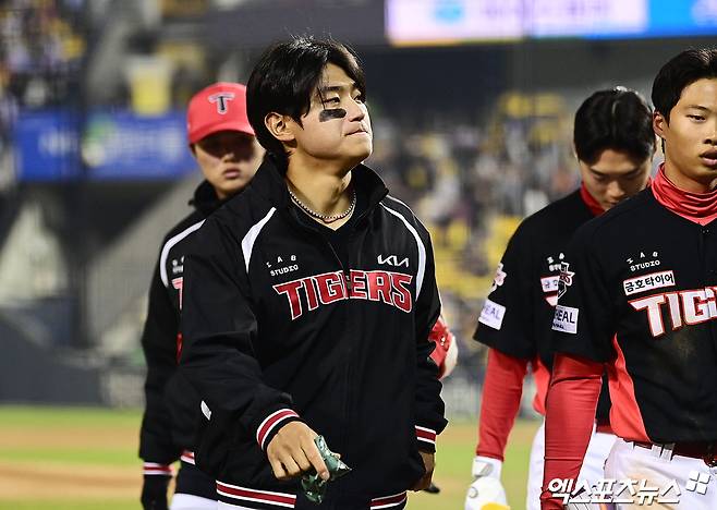 일 오후 서울 송파구 잠실야구장에서 열린 '2026 신한 SOL Bank KBO리그' KIA 타이거즈와 LG 트윈스의 경기, LG가 선발투수 웰스의 6이닝 1실점 호투에 힘입어 2:1의 스코어로 승리하며 위닝 시리즈를 달성했다.   경기 종료 후 KIA 김도영이 그라운드를 빠져나가고 있다. 잠실, 박지영 기자