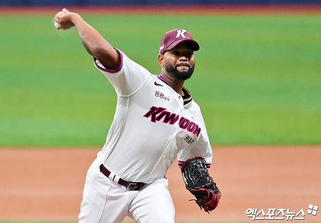 키움 히어로즈 에이스 라울 알칸타라가 3일 서울 고척스카이돔에서 열린 2026 신한 SOL KBO리그 LG 트윈스와의 팀 간 1차전에 선발등판, 6.1이닝 1실점으로 팀의 홈 개막전 승리를 이끌었다. 사진 엑스포츠뉴스 DB