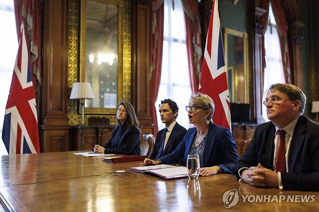 화상회의 주재하는 쿠퍼 영국 외무장관(오른에서 두번째) [EPA 연합뉴스. 재판매 및 DB 금지]