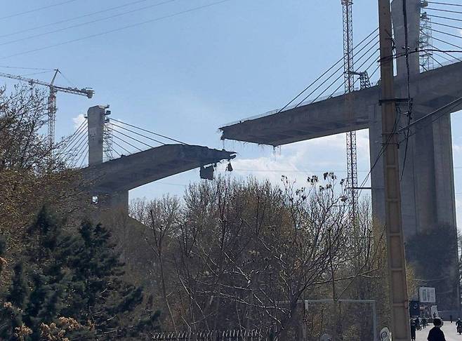 공습을 받아 상판 일부가 뜯기듯 무너져 내린 이란의 교량 [소셜미디어 X 캡처. 재판매 및 DB 금지]