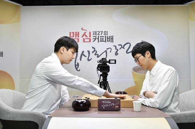 변상일(오른쪽)이 박정환을 꺾고 입신최강전에서 우승했다. [한국기원 제공. 재판매 및 DB 금지]