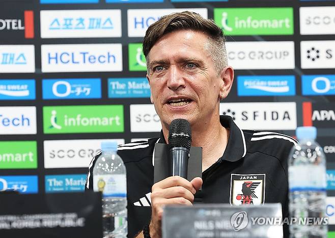 질문에 답하는 일본 닐스 닐센 감독 (용인=연합뉴스) 홍기원 기자 = 8일 경기도 용인미르스타디움에서 열린 2025년 동아시아축구연맹(EAFF) E-1 챔피언십(동아시안컵) 여자부 공식 기자회견에서 일본 닐스 닐센 감독이 취재진 질문에 답하고 있다. 2025.7.8 xanadu@yna.co.kr