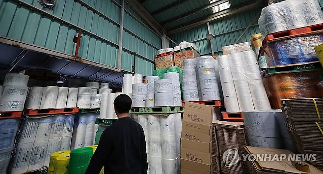 출고 대기 중인 종량제봉투 (인천=연합뉴스) 임순석 기자 = 중동 전쟁 장기화로 나프타 등 원료 수급에 어려움을 겪고 있는 가운데 2일 인천 미추홀구의 한 비닐봉투, 종량제 봉투 제조 공장에서 생산된 종량제 봉투가 쌓여 있다. 2026.4.2 soonseok02@yna.co.kr