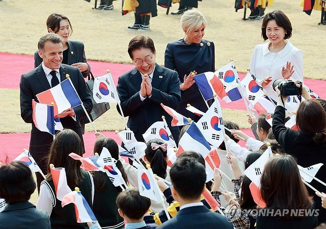 어린이들 환영 인사에 답하는 한-프랑스 정상 (서울=연합뉴스) 김도훈 기자 = 이재명 대통령과 에마뉘엘 마크롱 프랑스 대통령 부부가 3일 청와대에서 열린 국빈 방한 공식 환영식에서 어린이 환영단을 향해 인사하고 있다. 2026.4.3 superdoo82@yna.co.kr