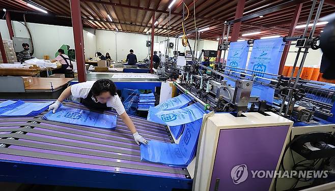 생산 중인 종량제 봉투 (인천=연합뉴스) 임순석 기자 = 중동 전쟁 장기화로 나프타 등 원료 수급에 어려움을 겪고 있는 가운데 2일 인천 미추홀구의 한 비닐봉투, 종량제 봉투 제조 공장에서 종량제 봉투가 생산되고 있다. 2026.4.2 soonseok02@yna.co.kr