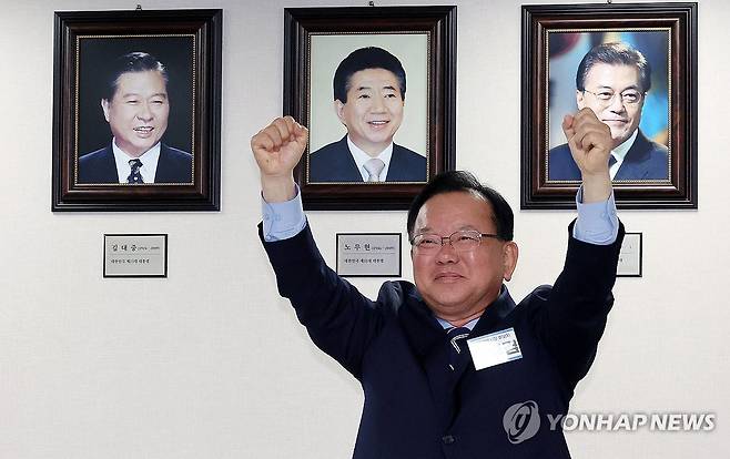 '대구시장 도전' 당 공천 면접서 파이팅 외치는 김부겸 (서울=연합뉴스) 이동해 기자 =  6·3 지방선거 대구시장에 출사표를 던진 김부겸 전 국무총리가 3일 서울 영등포구 여의도 더불어민주당 중앙당사에서 열린 공천 심사 면접에서 파이팅을 외치고 있다. 2026.4.3 eastsea@yna.co.kr