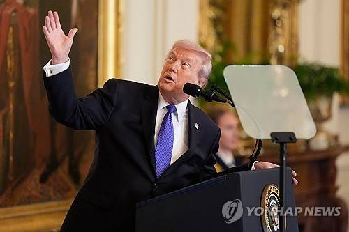 연회장 계획 설명하는 도널드 트럼프 미국 대통령 (워싱턴DC AP=연합뉴스 자료사진) 2026년 3월 2일 훈장 수여식에 앞서서 도널드 미국 대통령이 철거된 백악관 동관 터에 지어질 연회장 건설 계획에 대해 설명하고 있다. (AP Photo/Mark Schiefelbein) 2026.4.3.